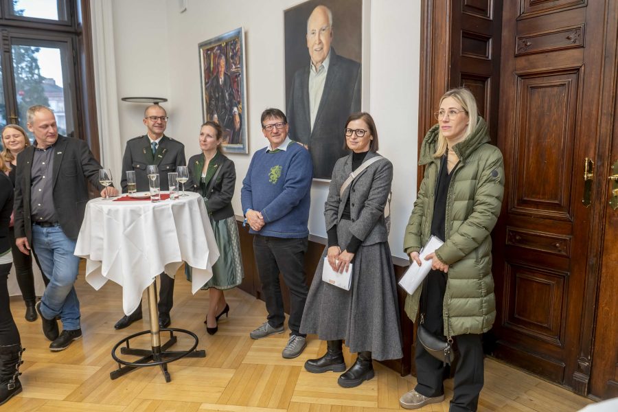 adventeroeffnung-mit-illumination-weihnachtsbaum-und-eiskrippe-2
                                                