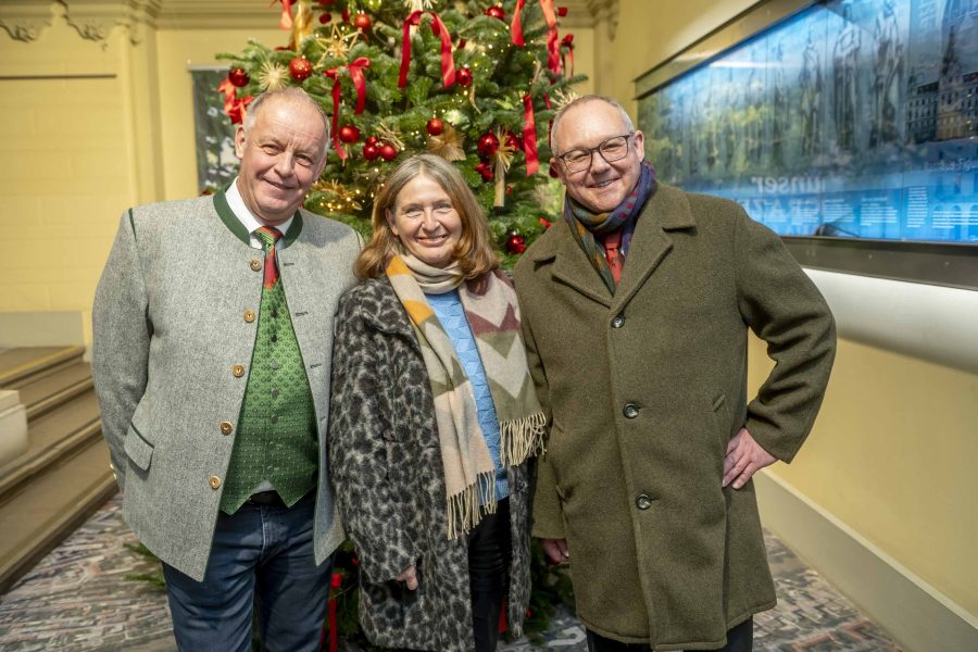 adventeroeffnung-mit-illumination-weihnachtsbaum-und-eiskrippe-11
                                                