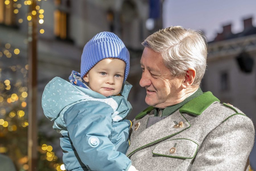 adventeroeffnung-mit-illumination-weihnachtsbaum-und-eiskrippe-12
                                                