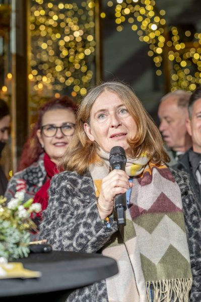 adventeroeffnung-mit-illumination-weihnachtsbaum-und-eiskrippe-16
                                                