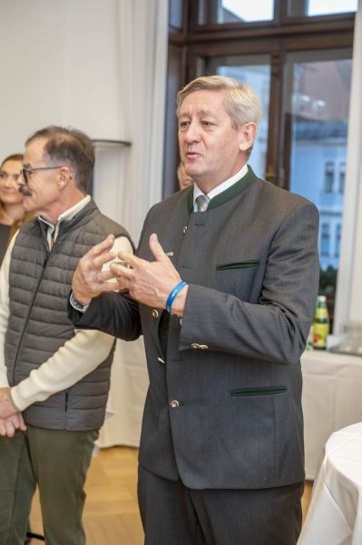 adventeroeffnung-mit-illumination-weihnachtsbaum-und-eiskrippe-3
                                                