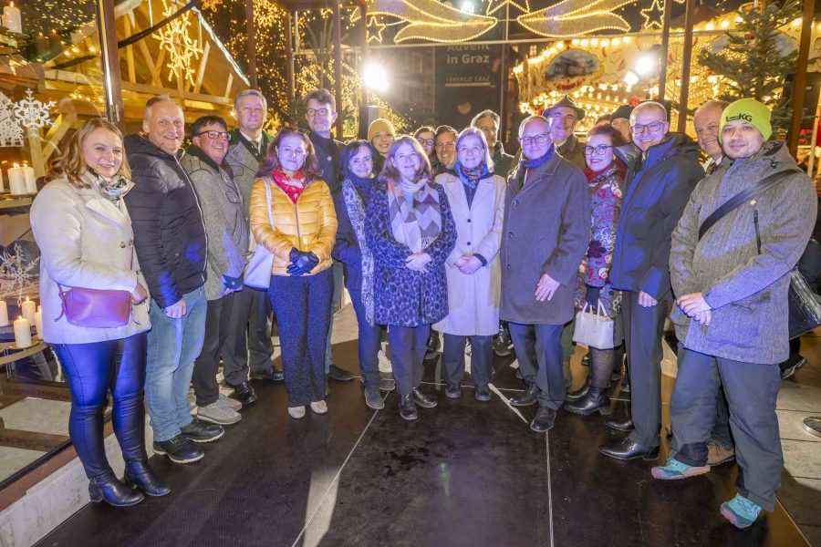 adventeroeffnung-mit-illumination-weihnachtsbaum-und-eiskrippe-24
                                                