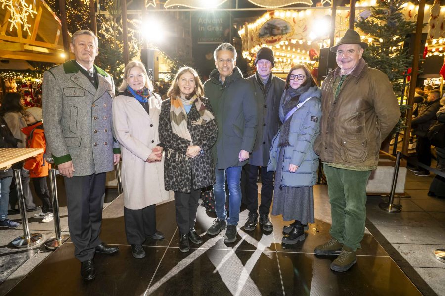 adventeroeffnung-mit-illumination-weihnachtsbaum-und-eiskrippe-25
                                                