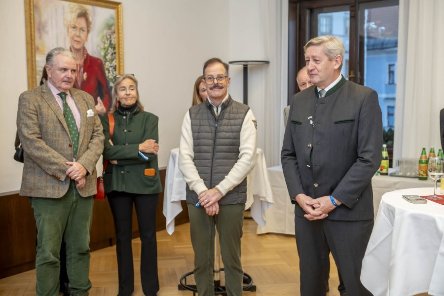 adventeroeffnung-mit-illumination-weihnachtsbaum-und-eiskrippe-4
                                                