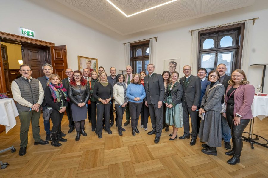 adventeroeffnung-mit-illumination-weihnachtsbaum-und-eiskrippe-5
                                                