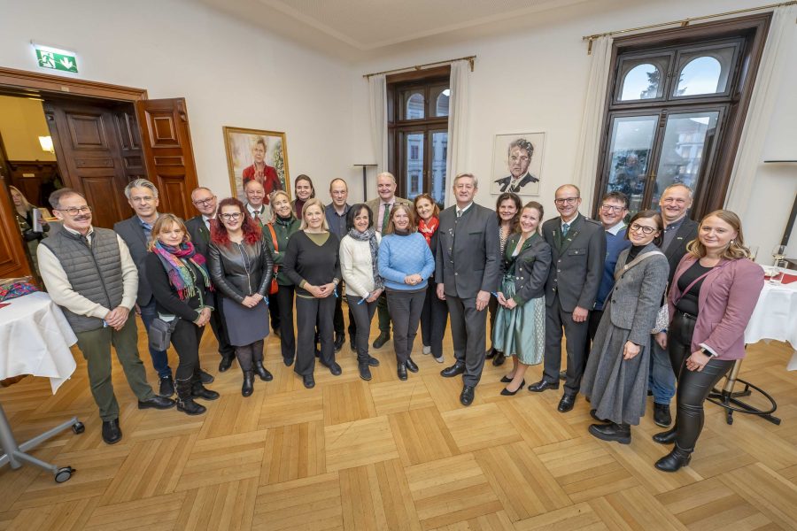 adventeroeffnung-mit-illumination-weihnachtsbaum-und-eiskrippe-6
                                                