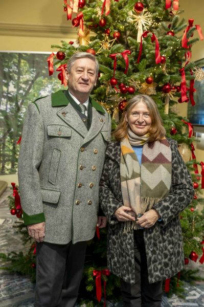 adventeroeffnung-mit-illumination-weihnachtsbaum-und-eiskrippe-9
                                                