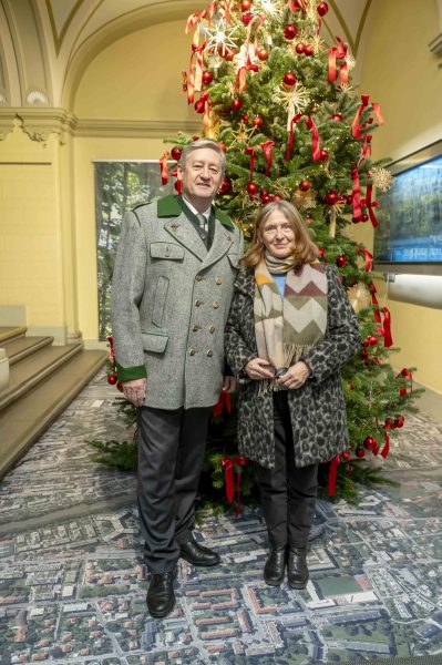 adventeroeffnung-mit-illumination-weihnachtsbaum-und-eiskrippe-10
                                                